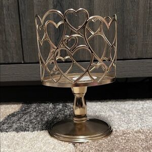 Bath & Body Works 3-wick pedestal candle holder, Valentine’s Day hearts, NEW!